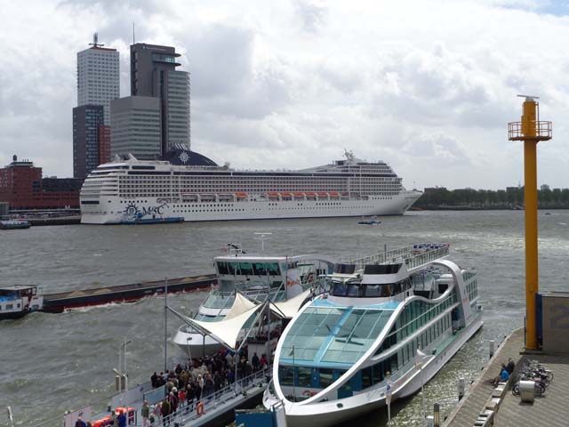 Cruiseschip ms MSC Orchestra van MSC Cruises aan de Cruise Terminal Rotterdam